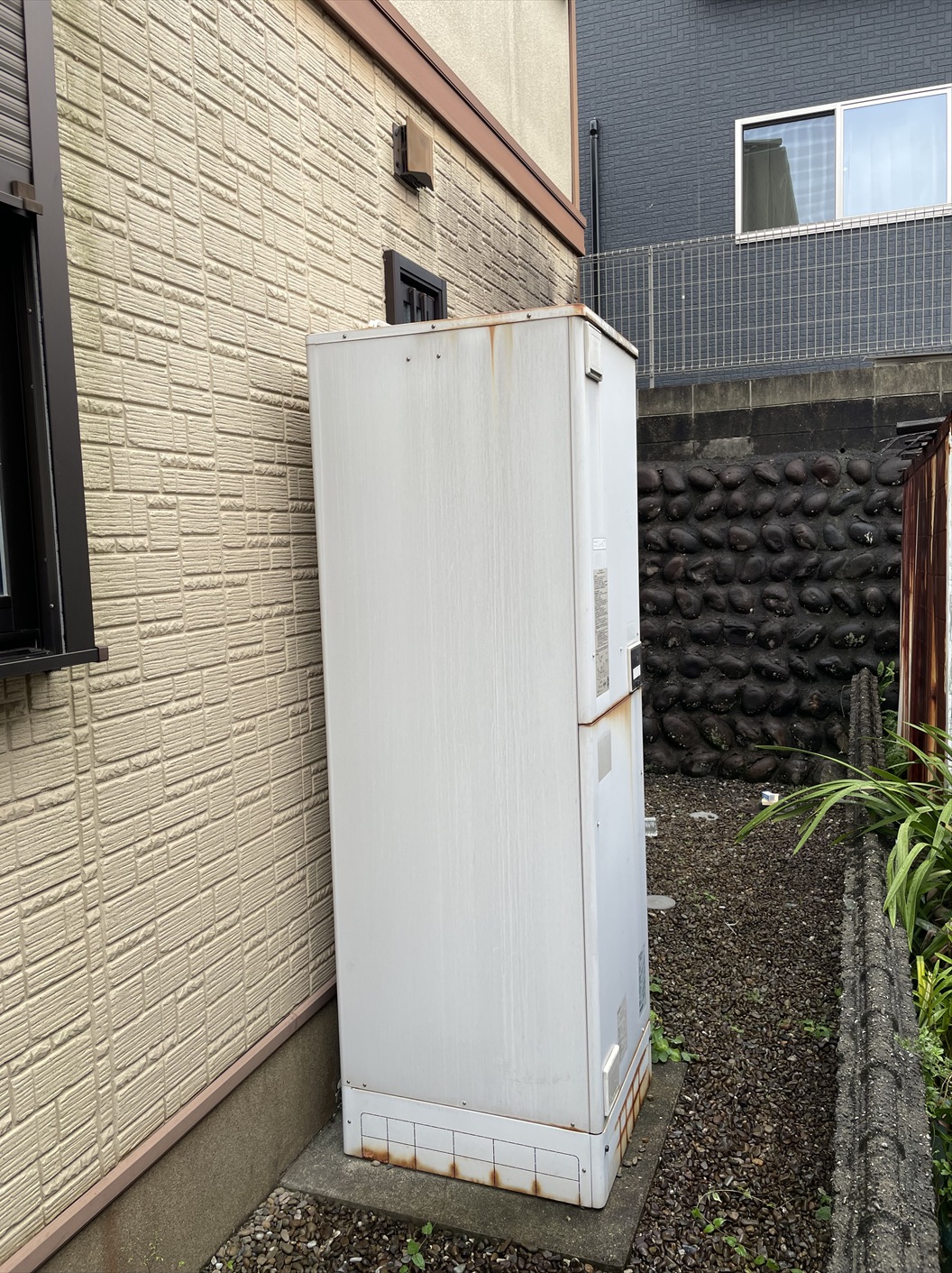 宮崎市で電気温水器からエコキュートへ交換する前の様子