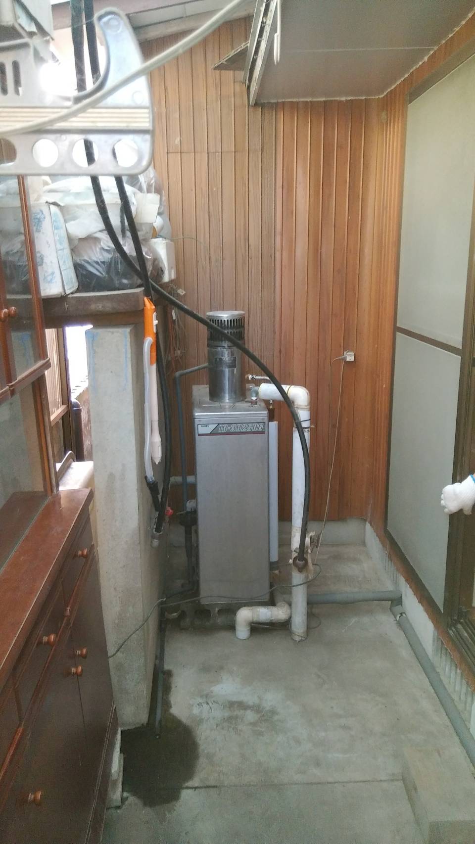 日向市で電気温水器からエコキュートへ交換する前の様子