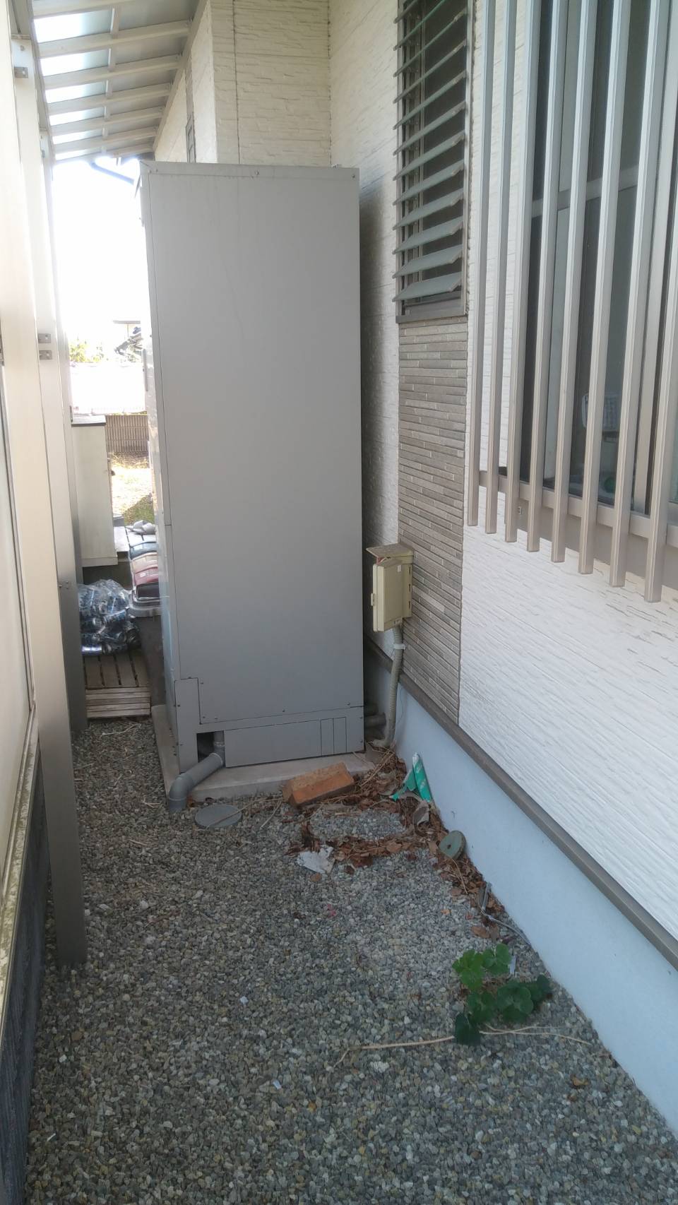 日向市で電気温水器からエコキュートへ交換する前の様子