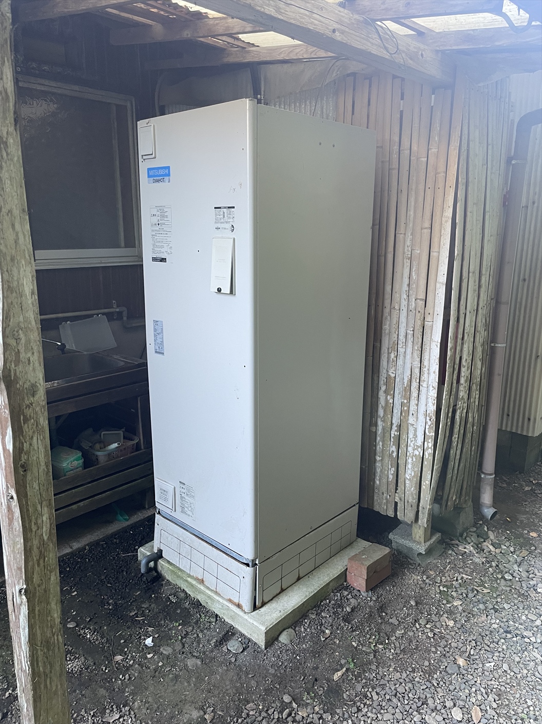 日向市で電気温水器からエコキュートへ交換する前の様子