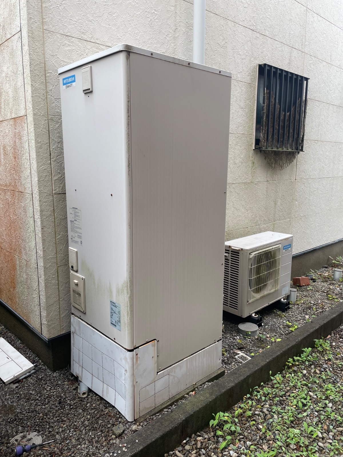 八代市鏡町有佐で交換前に使用されていたエコキュート