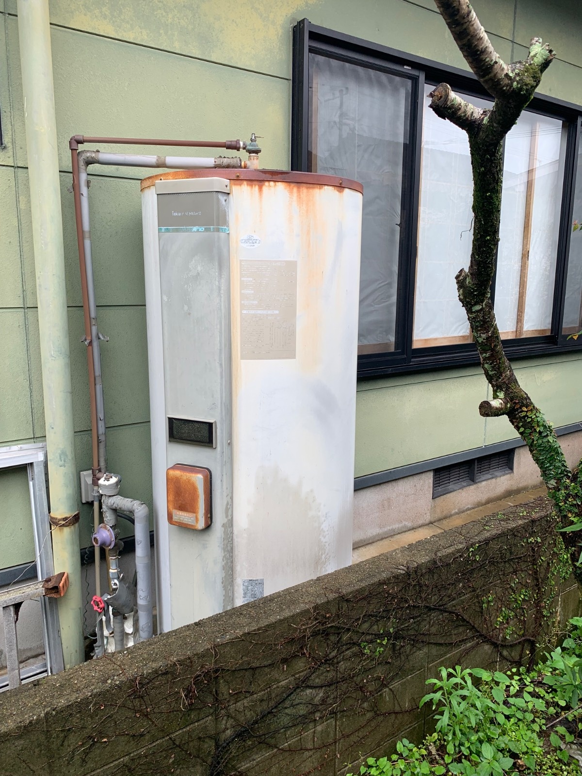 八代市松江町で交換前に使用されていた電気温水器