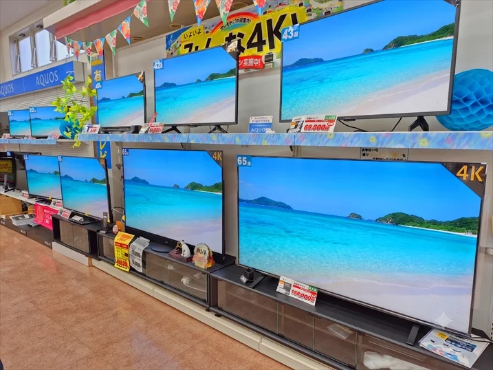 多種多様なテレビの展示