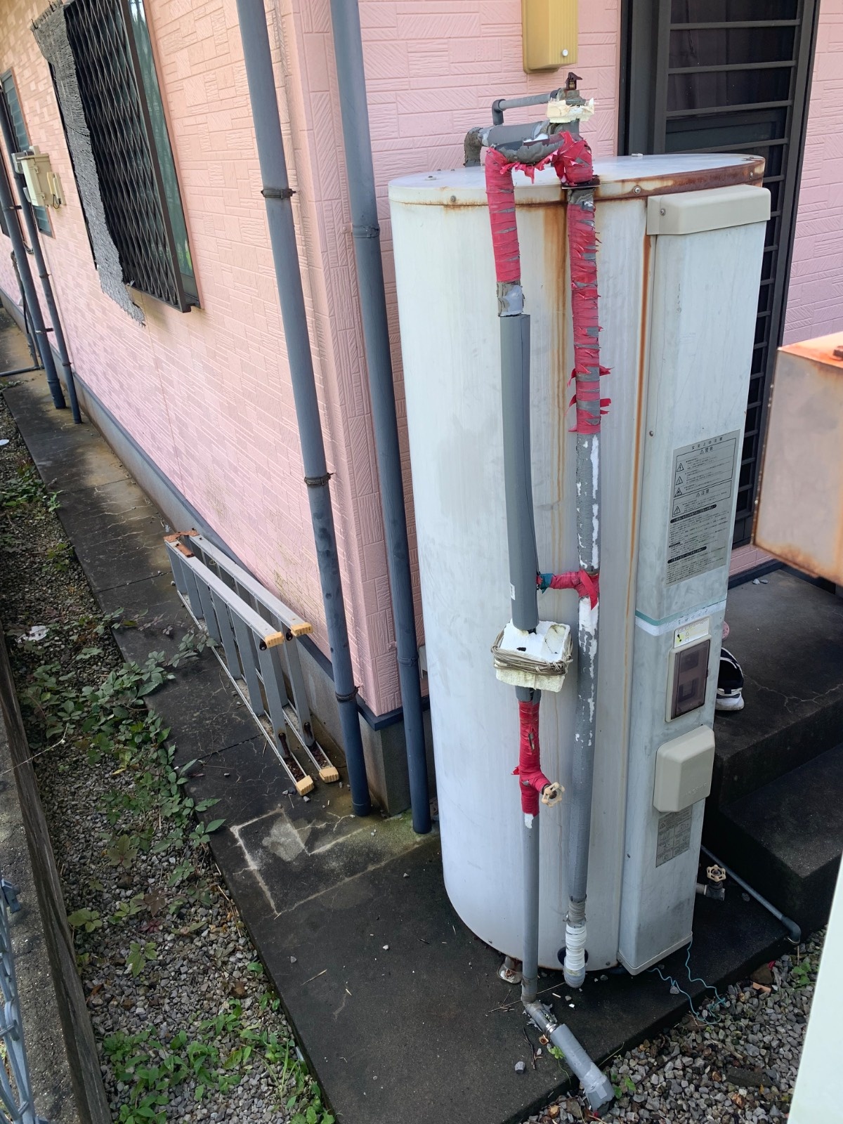 八代市川田町東で交換前に使用されていた電気温水器