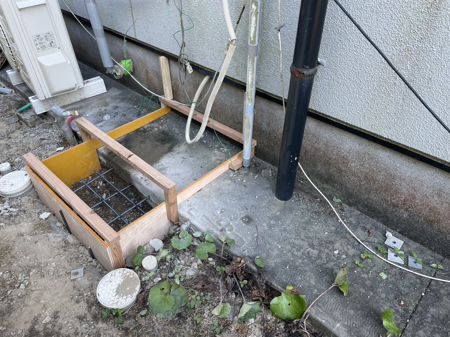 エコキュート設置のための配筋と型枠による基礎工事