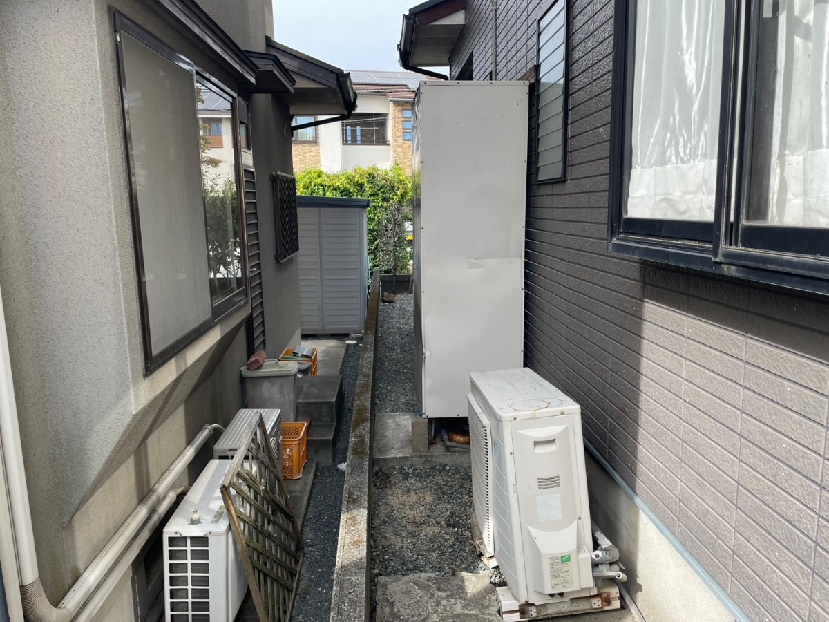 宇城市松橋町曲野で地震により転倒した交換前のダイキンエコキュート