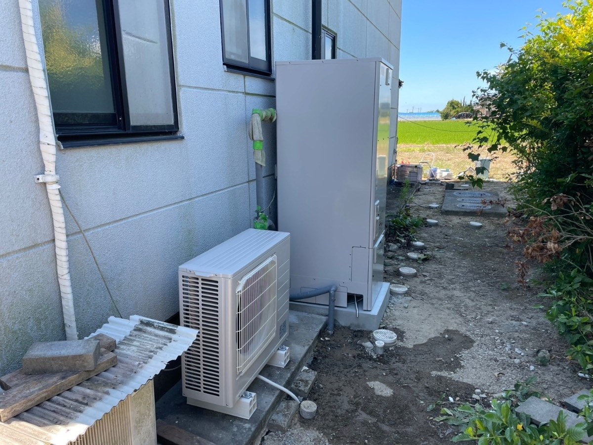 宇城市松橋町両仲間で基礎工事後に設置した三菱エコキュート SRT-N377