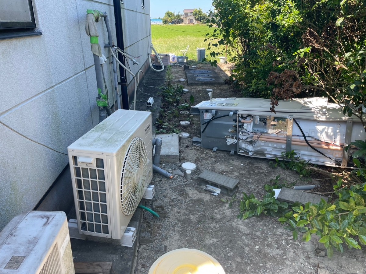 宇城市松橋町両仲間で地震により転倒した長府エコキュート