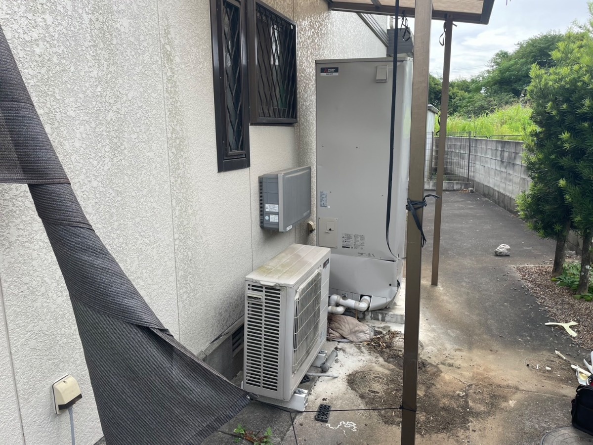 宇城市松橋町両仲間で地震により転倒した交換前の三菱エコキュート