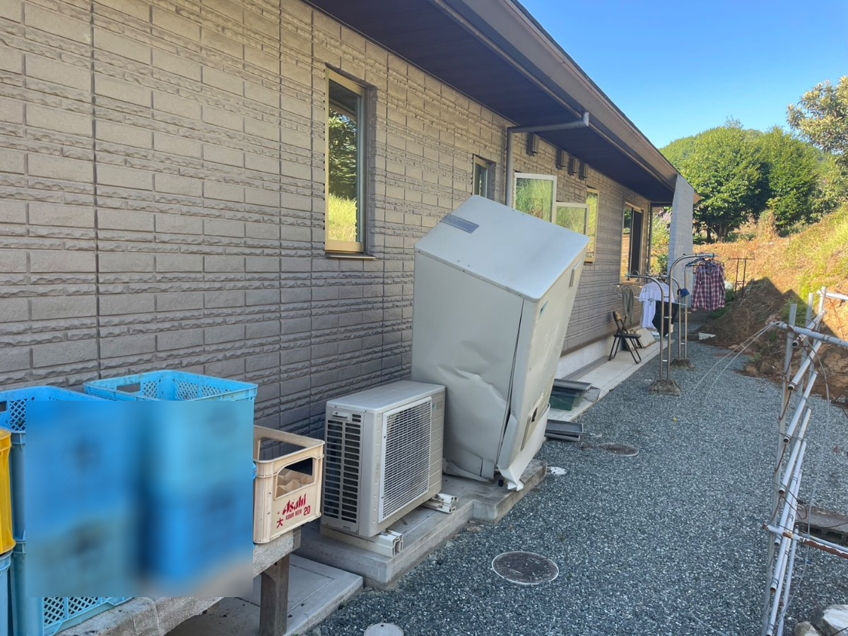宇城市豊野町下郷で地震により転倒したダイキンエコキュート