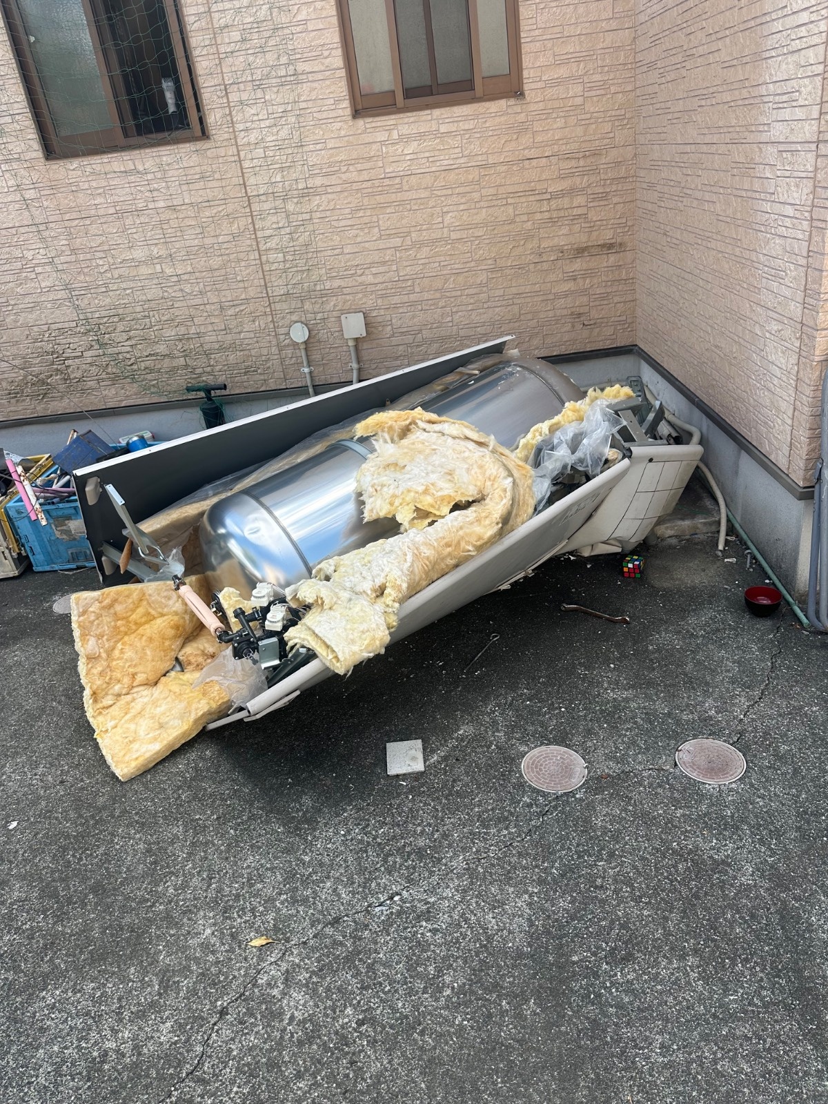 宇城市豊野町下郷で地震により転倒した三菱フルオート電気温水器