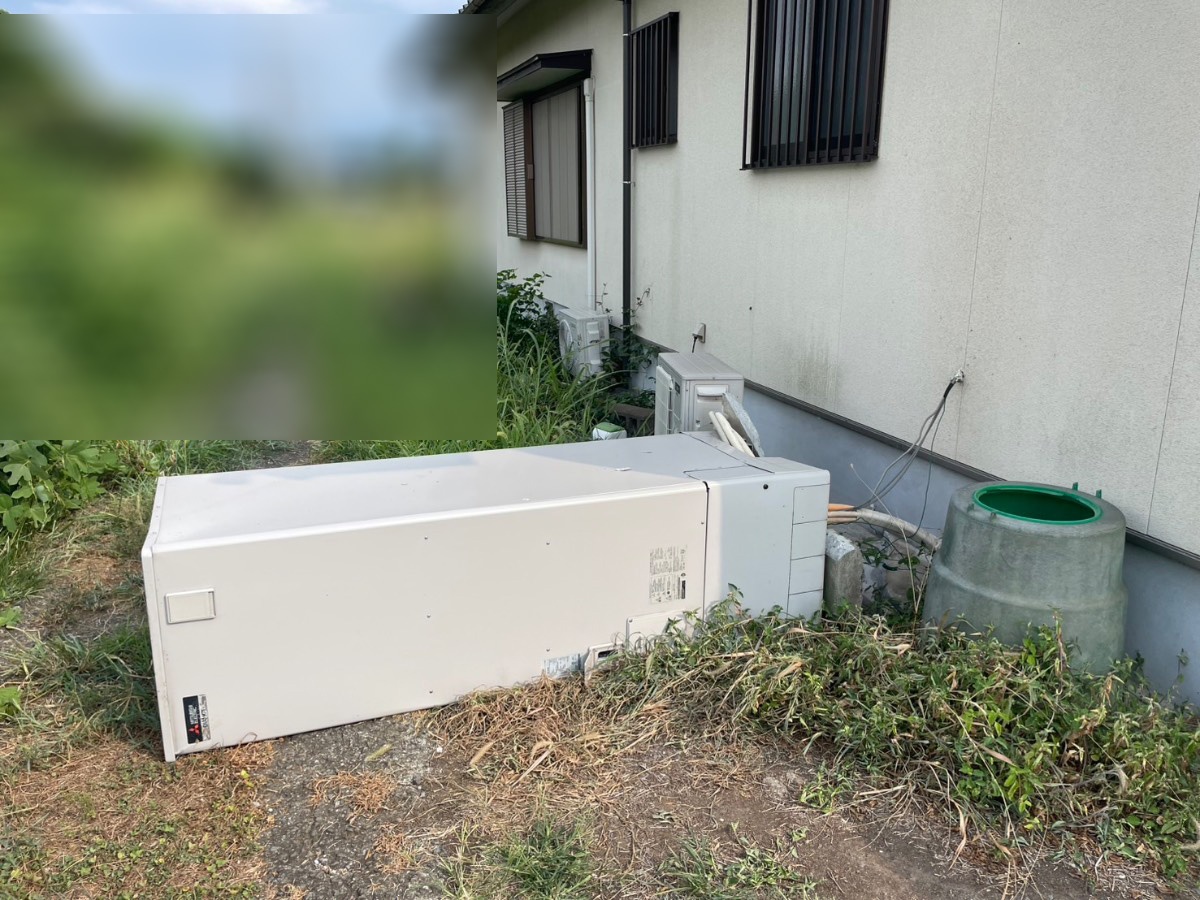 熊本市南区城南町下宮地で地震により基礎ごと転倒した三菱 SRT-W462