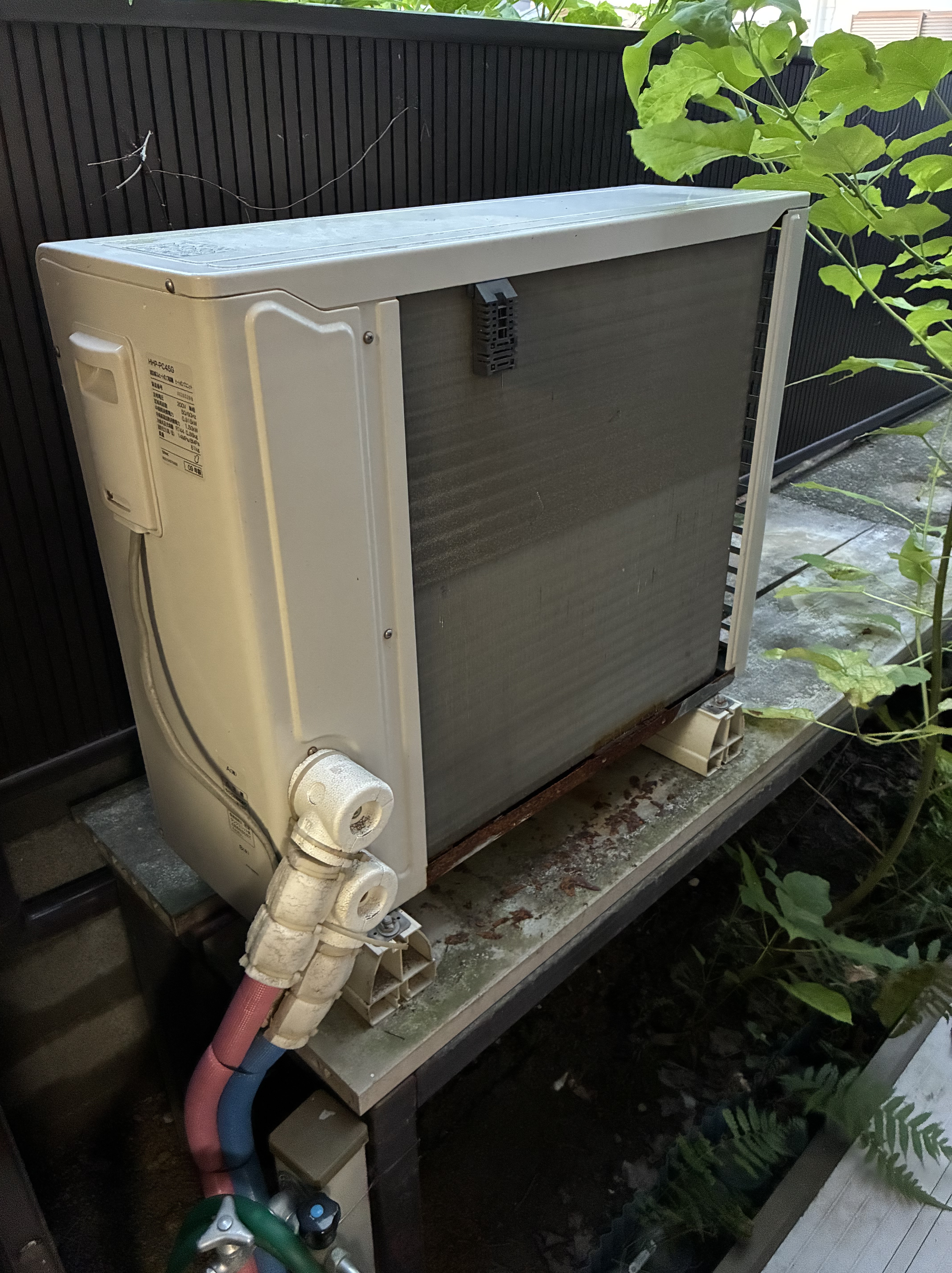 交換前のエコキュートヒートポンプユニット