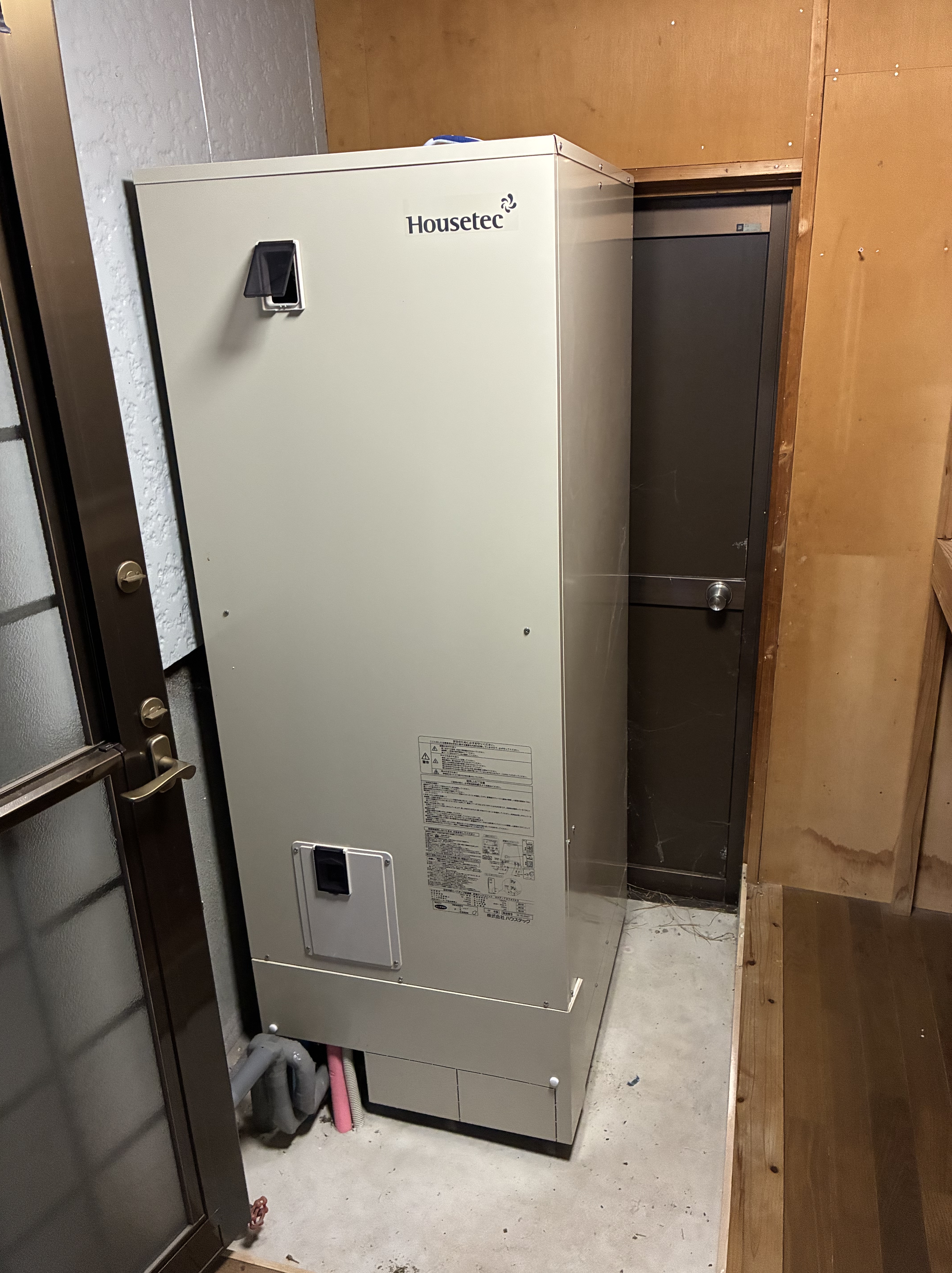 交換前のハウステック製エコキュート貯湯タンク