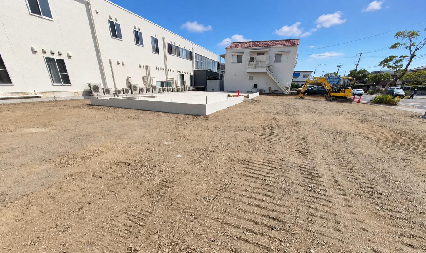 整地と砕石敷きが進むコインランドリー建設現場