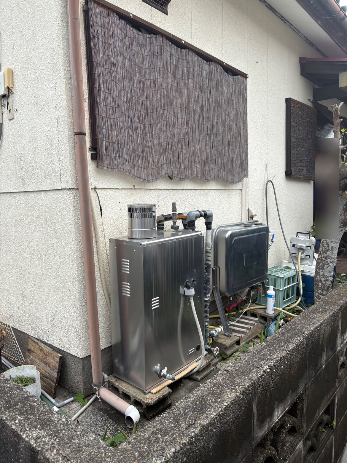 八代市鏡町野崎の交換前・長府製作所製の石油給湯器・使用年数約12年・灯油を入れる作業が大変になった 灯油高騰