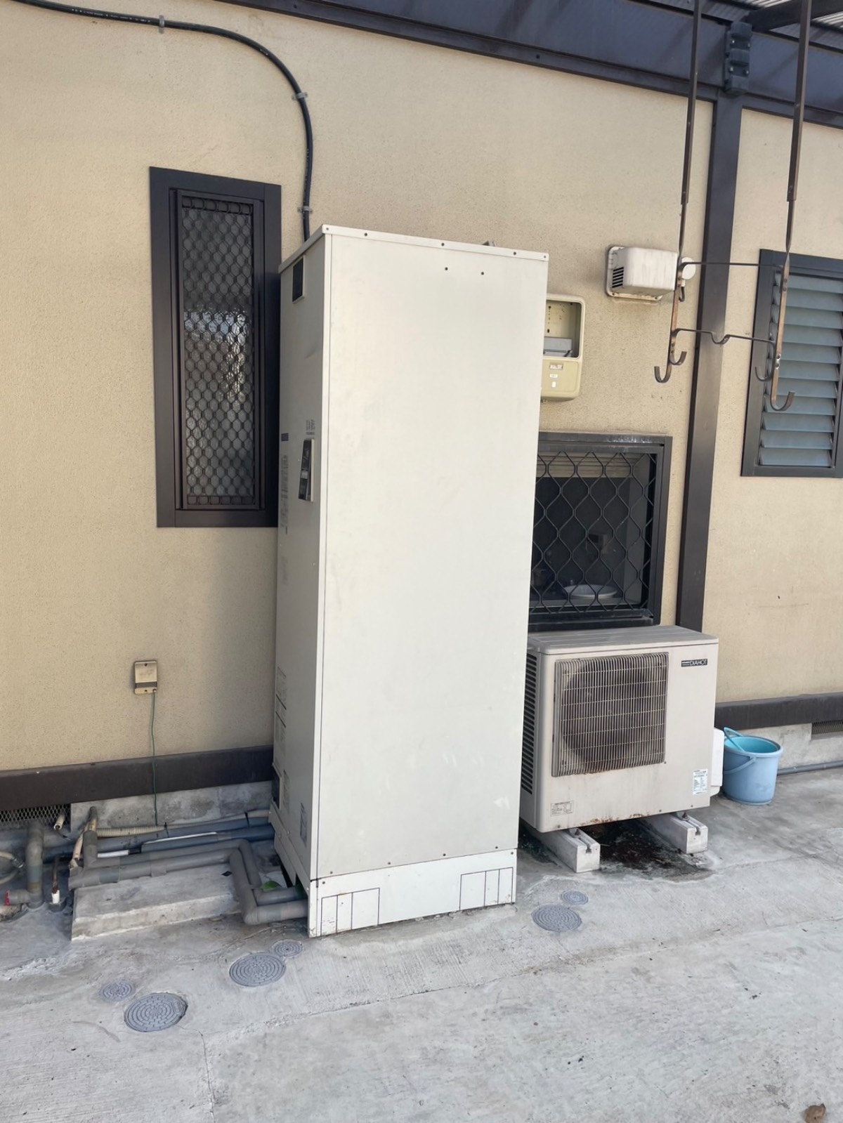 八代市西片町の交換前・三菱電機 SRT-HPT462WF・使用年数約22年・地震があって水道の供給が復帰後エコキュートのエラーが出始めてお湯を沸かさなくなった。エラーコードは忘れてしまった