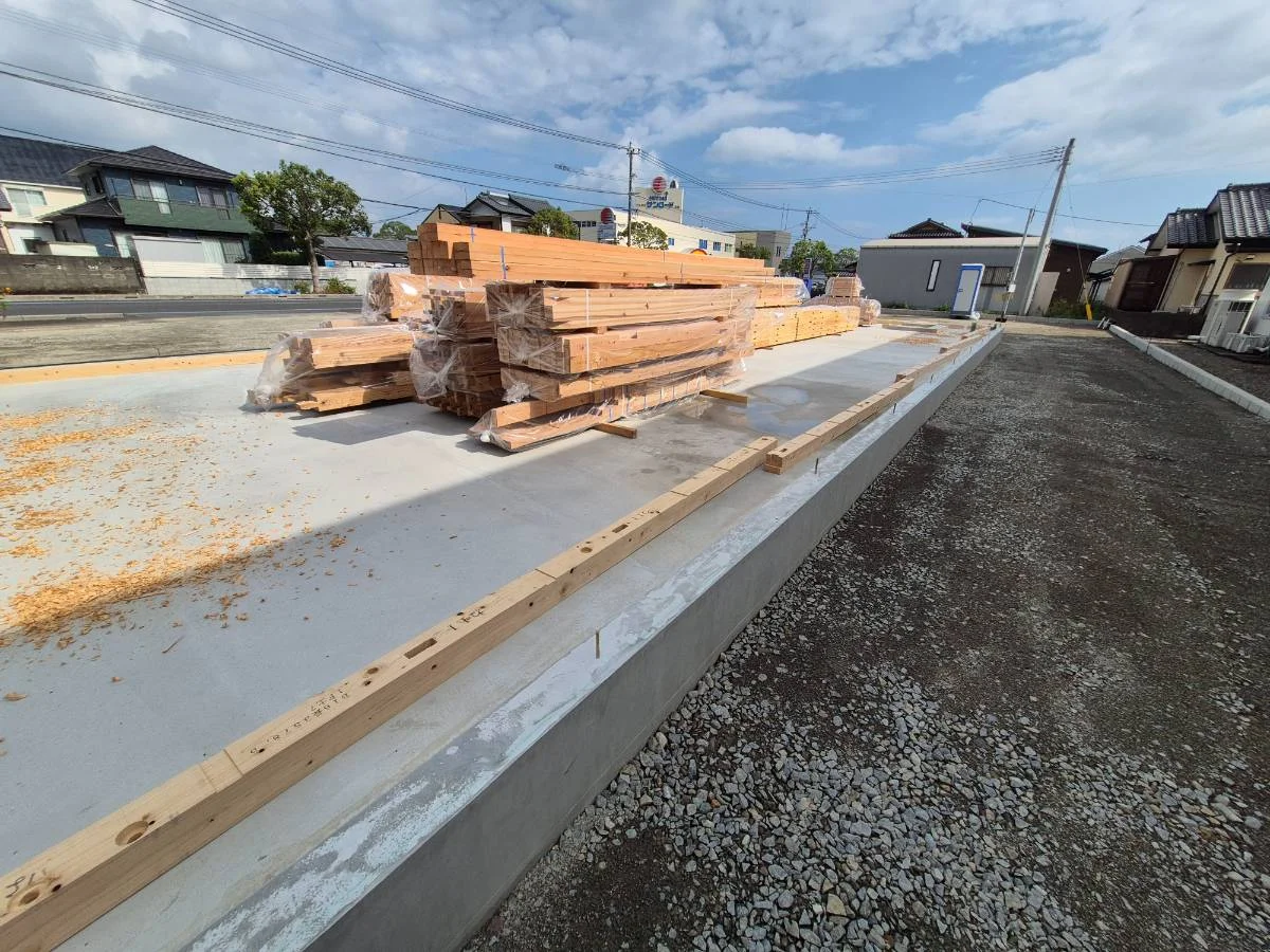 建物側から見た木材を仮置きしたコインランドリー建設現場